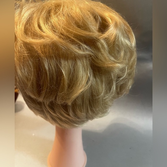 Blonde curly layered Wig 27/613 Full Cap Synthetic Wig - Picture 6 of 13